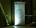 Logo der Universität Salzburg im Foyer der Großen Aula Bild: Logo der Universität Salzburg im Foyer der Großen Aula